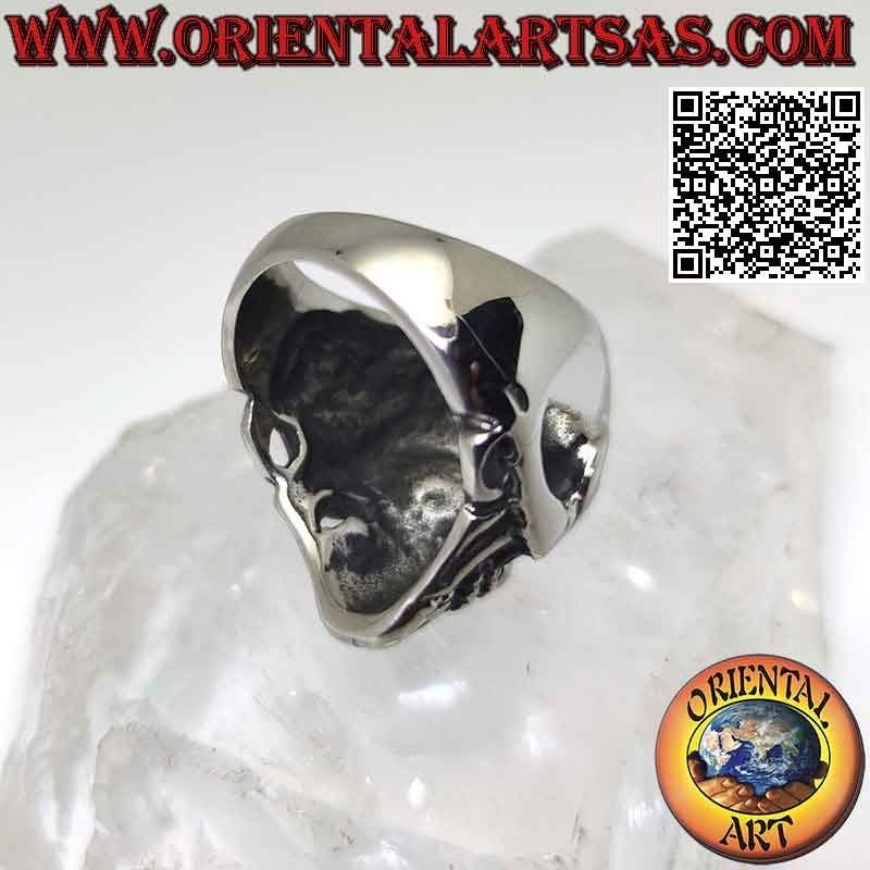 Bague en acier chirurgical (316L), tête de mort lisse avec décor et 13 gravés sur une face