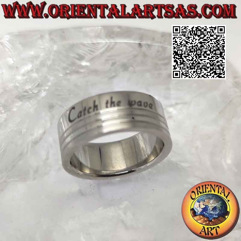Anello in acciaio chirurgico (316L), fascia piatta incisa con scritta "catch the wave" da 8 mm
