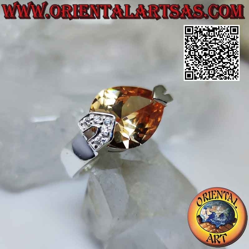 Bague en argent rhodié avec zirconium goutte de champagne à facettes avec zircons blancs sur un crochet