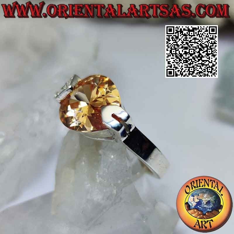 Ring aus Rhodiumsilber mit facettiertem champagnerfarbenem Tropfenzirkon mit weißen Zirkonen an einem Haken