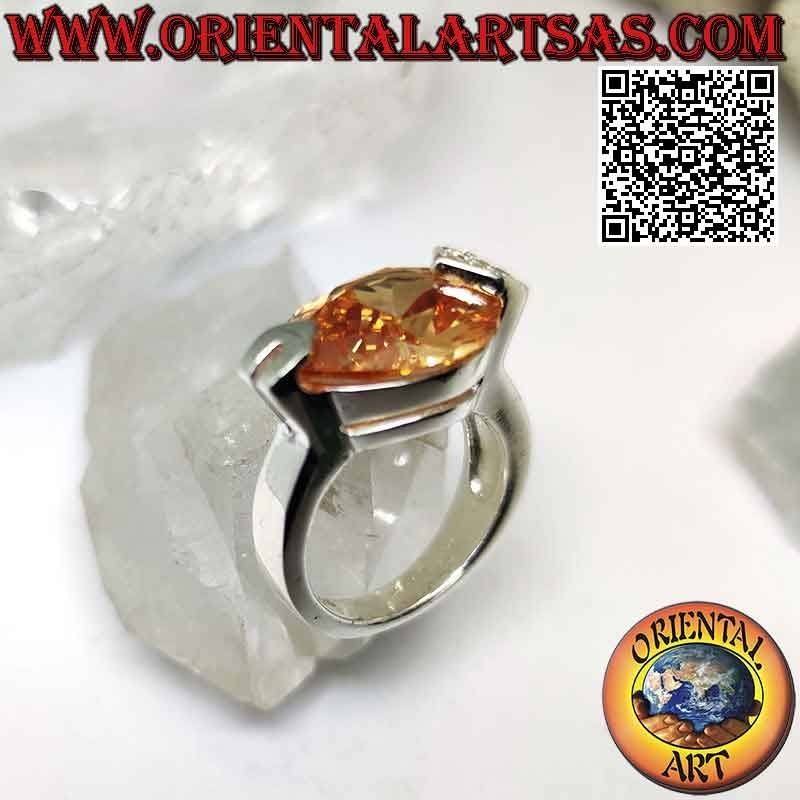 Anello in argento rodiato con zircone a goccia champagne sfaccettato con zirconi bianchi su un gancio