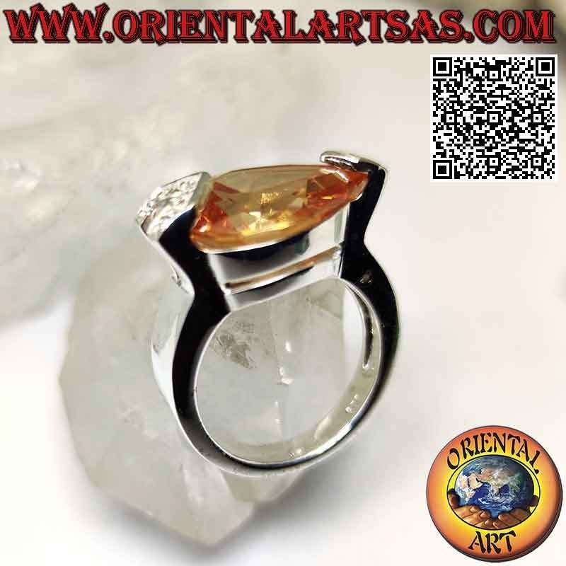 Ring aus Rhodiumsilber mit facettiertem champagnerfarbenem Tropfenzirkon mit weißen Zirkonen an einem Haken