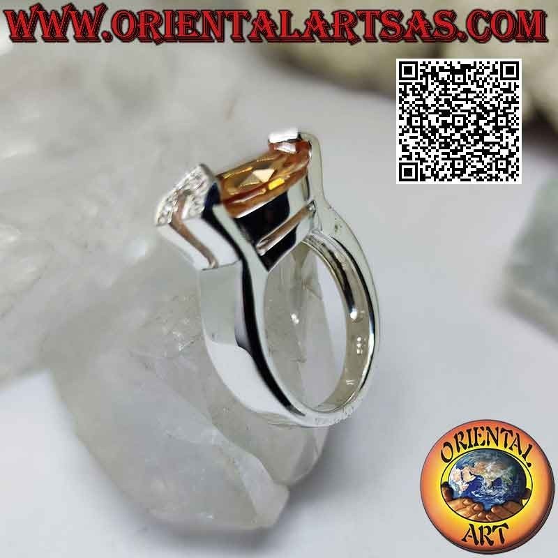 Bague en argent rhodié avec zirconium goutte de champagne à facettes avec zircons blancs sur un crochet