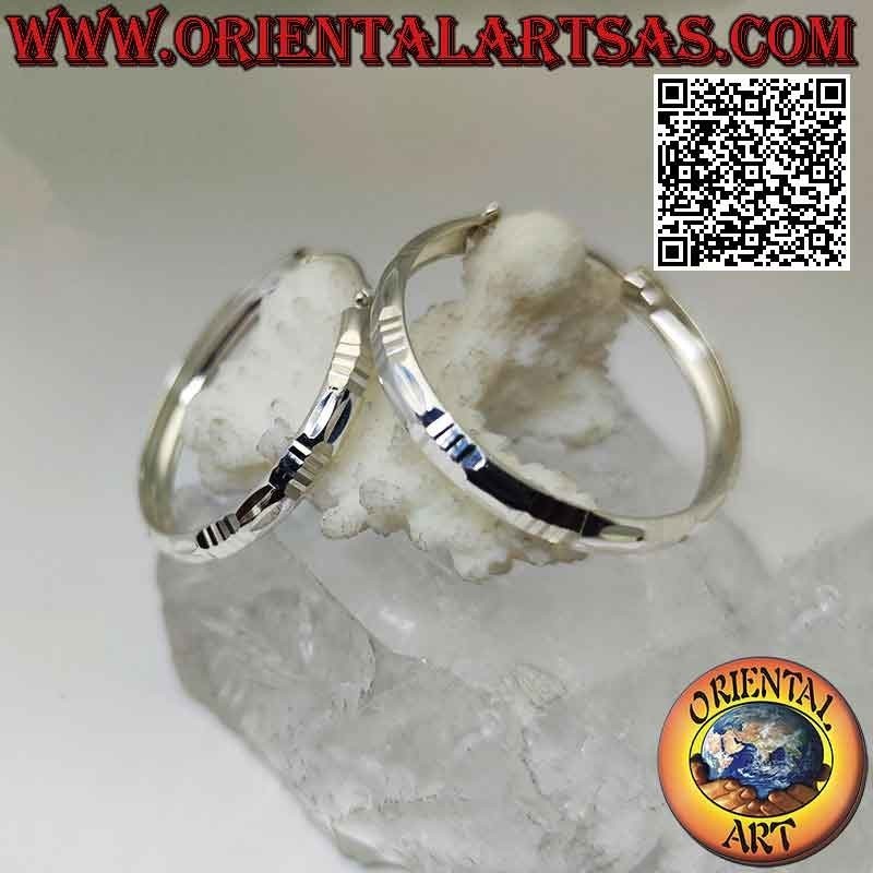 Orecchini in argento a cerchio largo diamantato baguette e orizzontali da 40 mm.
