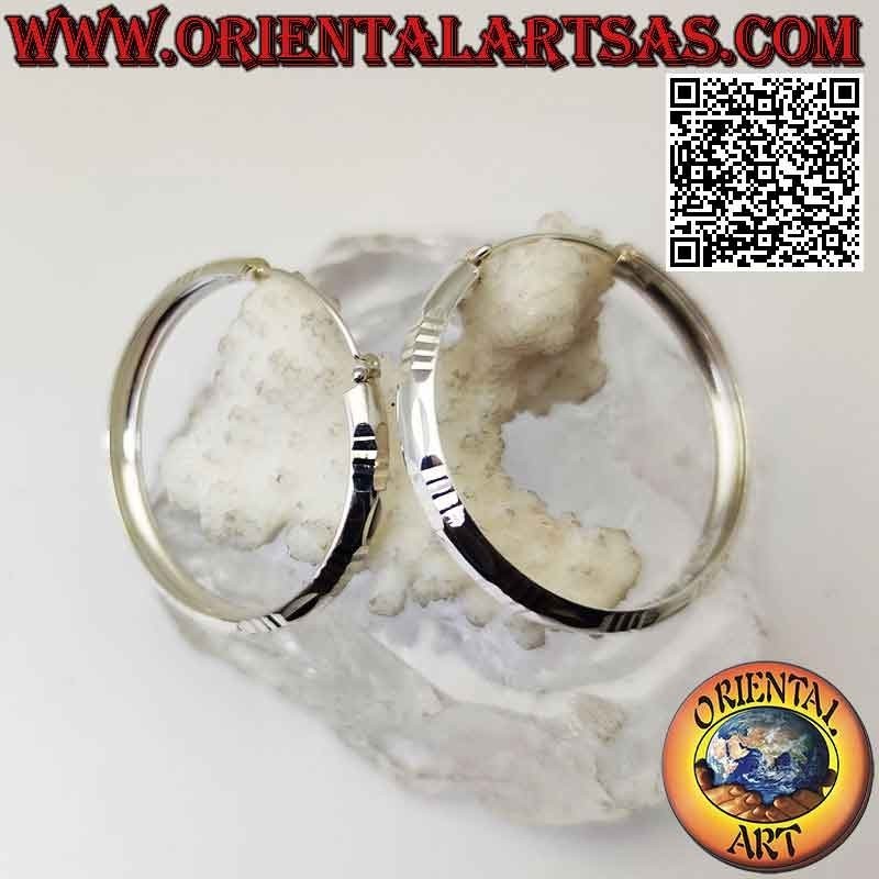 Silberne Baguette- und horizontale 40 mm breite Diamantkreis-Ohrringe.