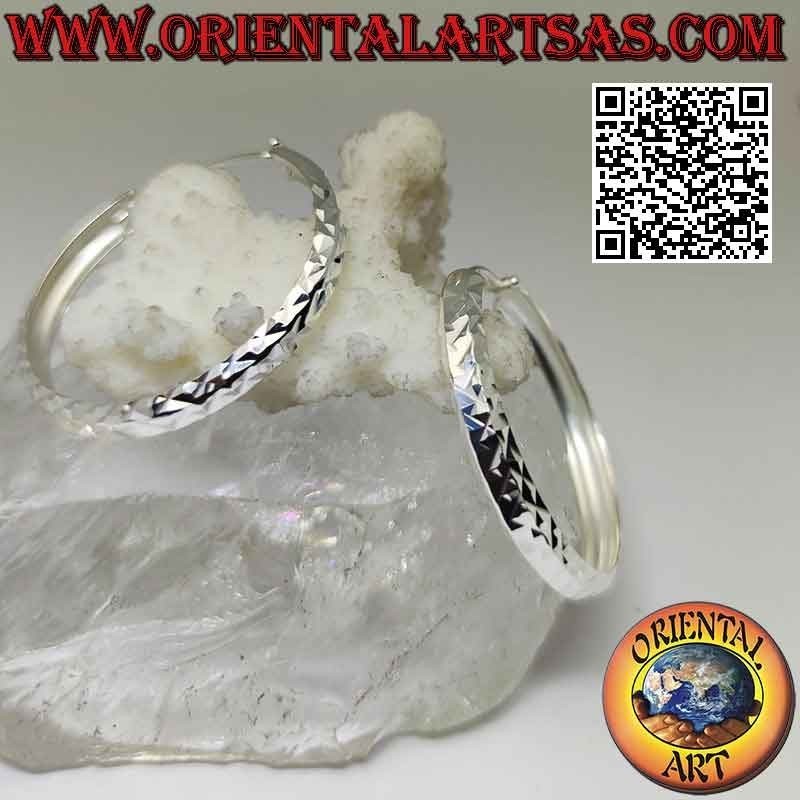 Silberne Ohrringe mit einem 40 mm breiten Diamant-Tragus-Kreis.