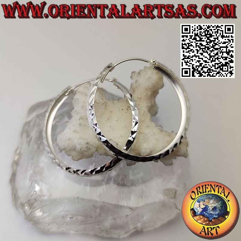 Silberne Ohrringe mit einem 40 mm breiten Diamant-Tragus-Kreis.