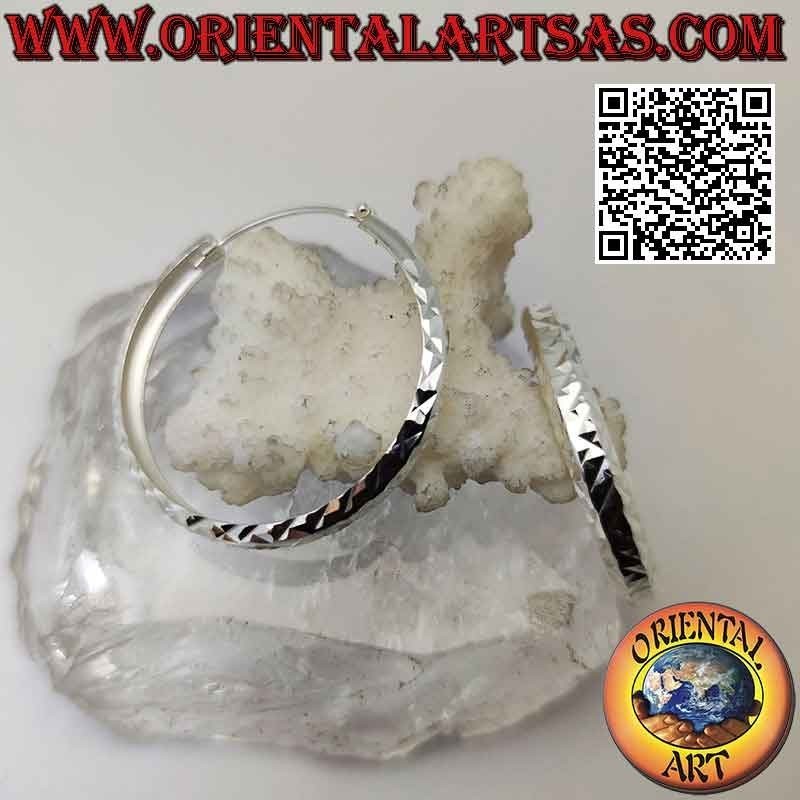 Boucles d'oreilles en argent avec un cercle de tragus en diamant de 40 mm de large.