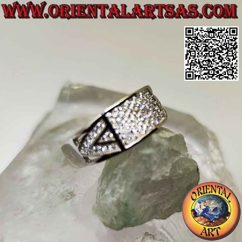 Anello in argento a fascia crescente con rettangolo tempestato di zirconi bianchi e motivo triangolare
