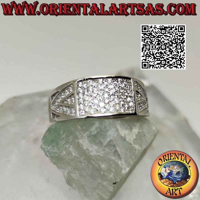 Anello in argento a fascia crescente con rettangolo tempestato di zirconi bianchi e motivo triangolare