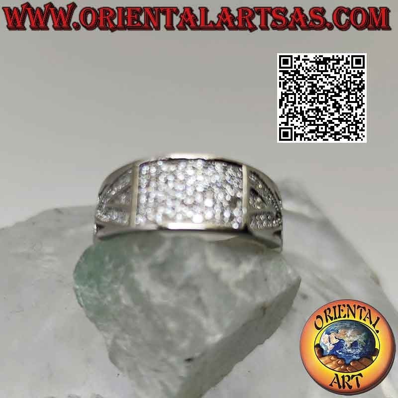 Anillo de plata con banda creciente con rectángulo tachonado de circonitas blancas y motivo triangular