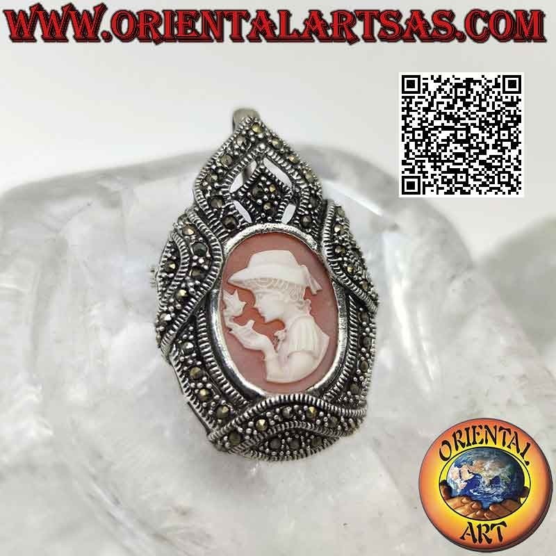 Spilla ciondolo in argento con cammeo del fanciullo col canarino e cornice tempestata di marcassite
