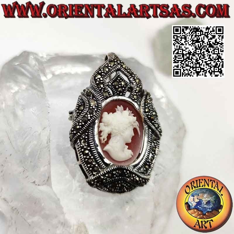 Spilla ciondolo in argento con cammeo della donna seducente e cornice tempestata di marcassite