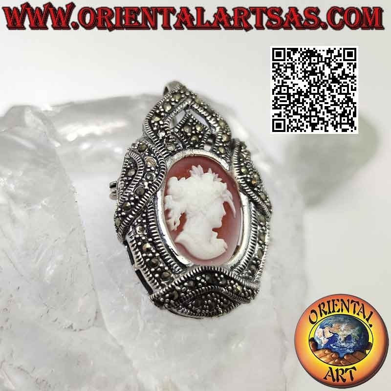 Broche colgante de plata con camafeo de mujer seductora y marco tachonado de marcasita
