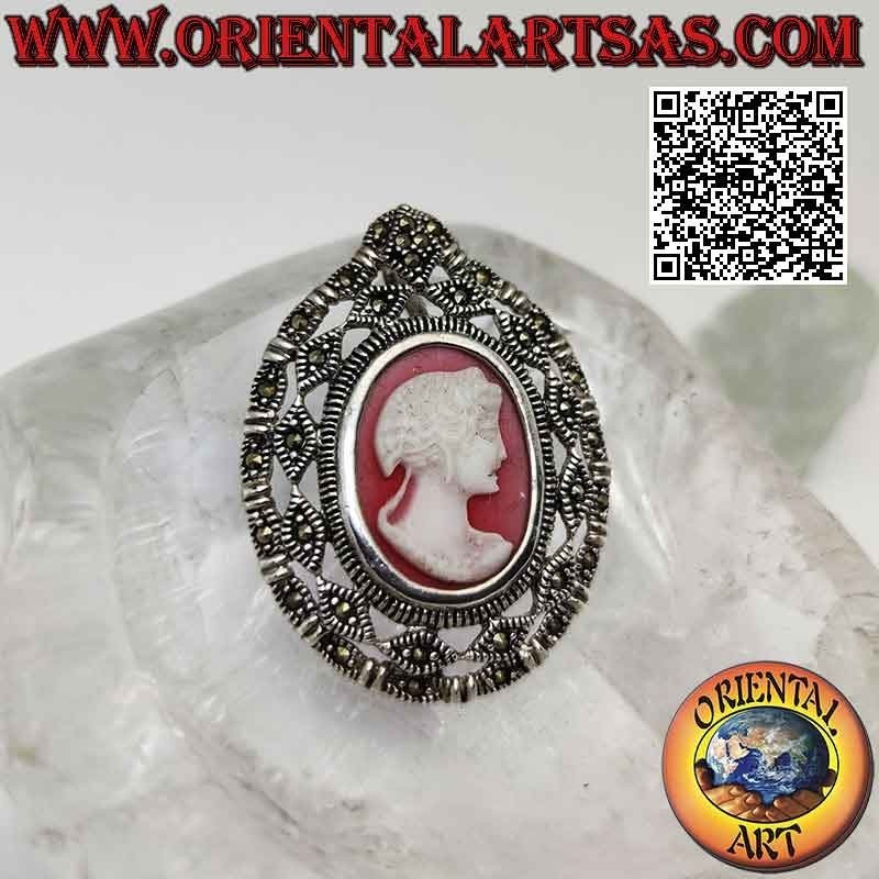 Pendentif en argent avec camée ovale de la matrone et cadre ajouré parsemé de marcassite