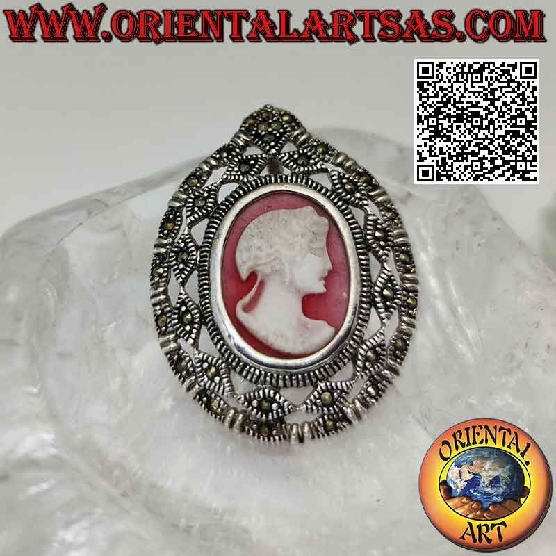 Colgante de plata con camafeo ovalado de la matrona y marco perforado tachonado de marcasita