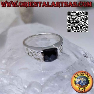 Anello in argento con spinello sfaccettato quadrato e decorazione floreale traforata sui lati