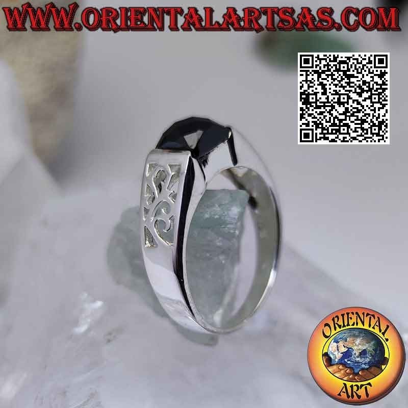 Anello in argento con spinello sfaccettato quadrato e decorazione floreale traforata sui lati