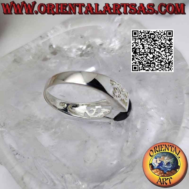 Anello in argento con spinello sfaccettato quadrato e decorazione floreale traforata sui lati