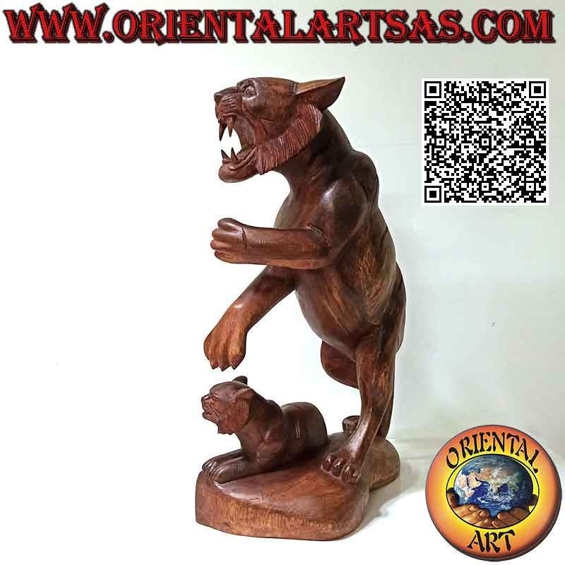 51 cm große knurrende Tigerskulptur aus Suarholz mit Jungtier (handgeformt aus einem einzigen Block) (links)