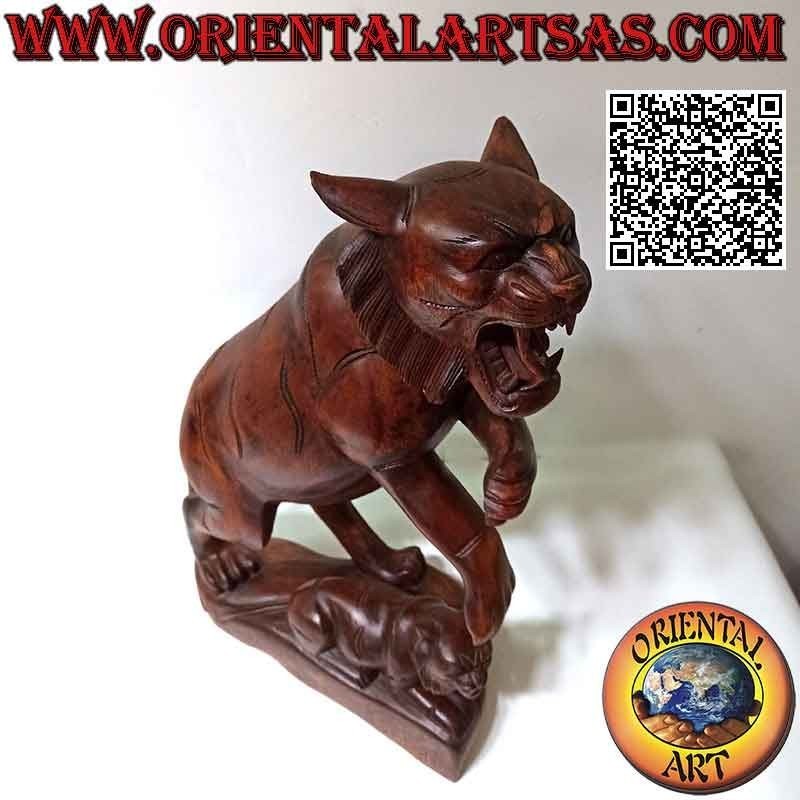 Sculpture de tigre grondant en bois de suar de 51 cm avec son petit (sculpté à la main à partir d'un seul bloc) (à gauche)