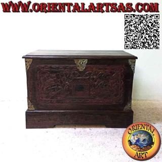 Arcón con bajorrelieve "casa en el bosque" e inserciones de latón antiguo en madera de teca de 100 cm