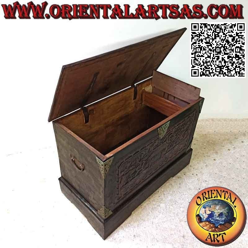 Arcón con bajorrelieve "casa en el bosque" e inserciones de latón antiguo en madera de teca de 100 cm