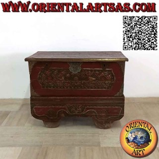 Cassapanca antica con ruote, bordeaux e oro con decorazioni a bassorilievo e inserti in ottone in legno di teak