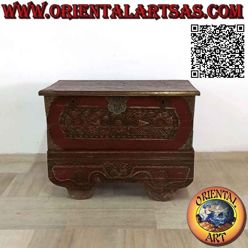 Cómoda antigua con ruedas, burdeos y oro con decoraciones en bajorrelieve e inserciones de latón en madera de teca