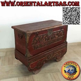 Cassapanca antica con ruote, bordeaux e oro con decorazioni a bassorilievo e inserti in ottone in legno di teak