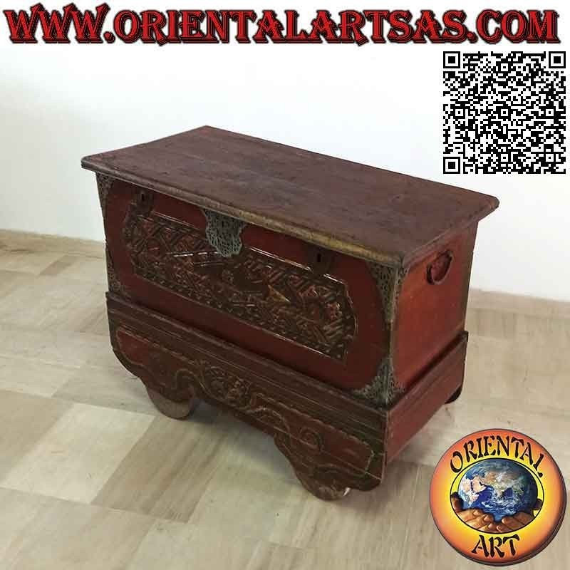 Cómoda antigua con ruedas, burdeos y oro con decoraciones en bajorrelieve e inserciones de latón en madera de teca