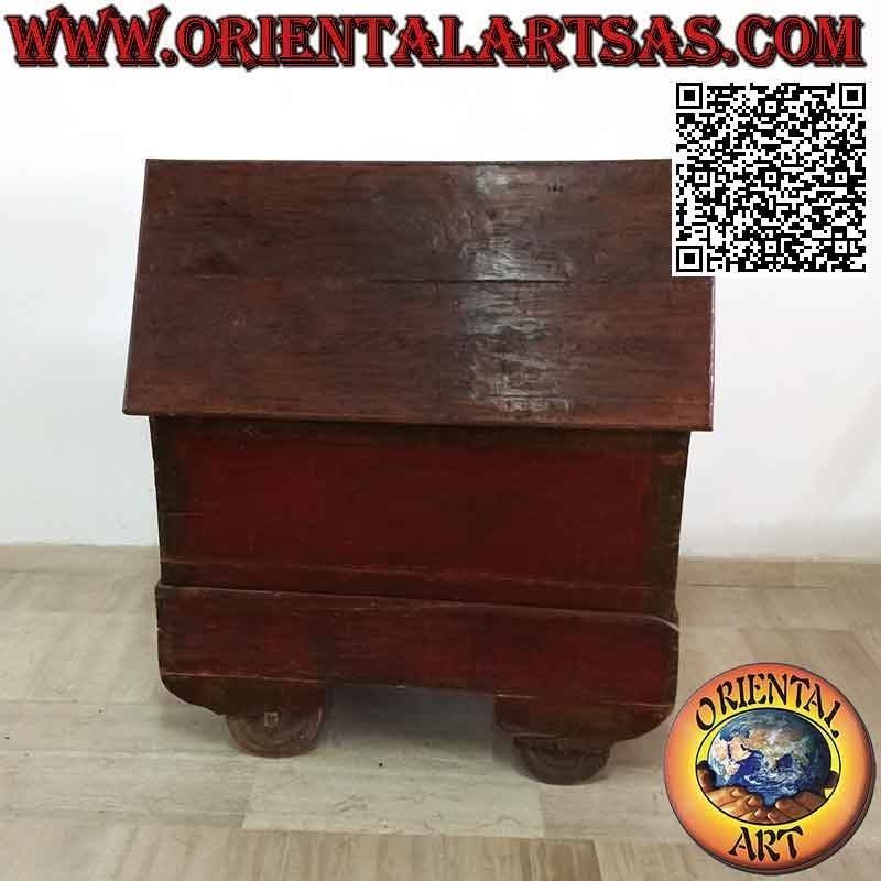 Coffre antique à roulettes, bordeaux et or avec décorations en bas-relief et inserts en laiton en bois de teck