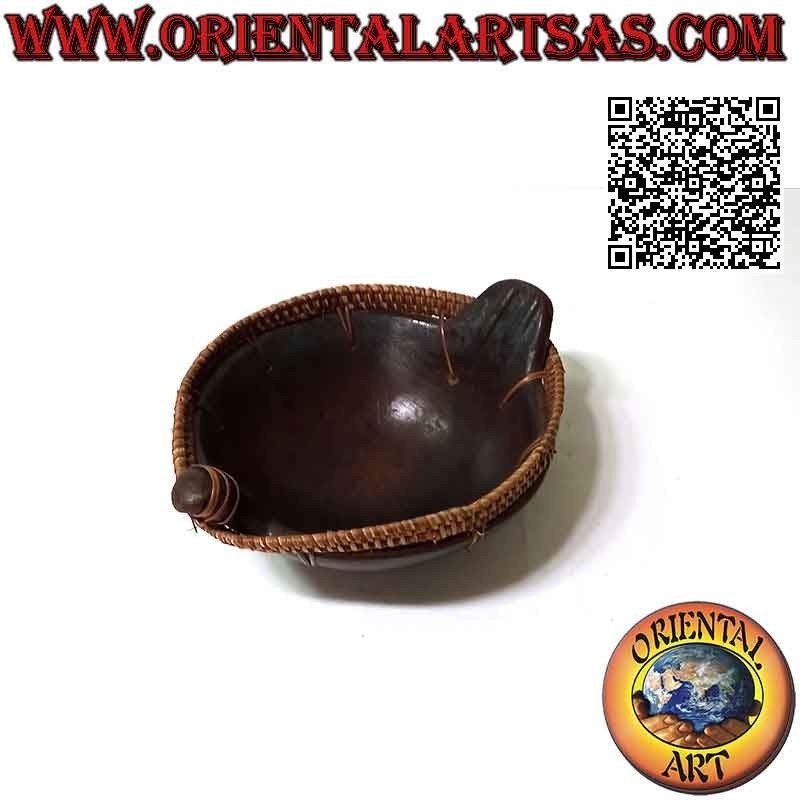 Vaciador de bolsillo Lombok en terracota oscura con borde y asas de mimbre