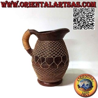 Vaso brocca di Lombok in terracotta e midollino intrecciato, fatto a mano