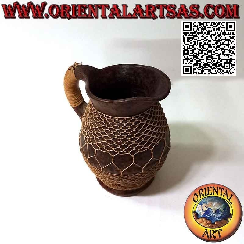 Vaso brocca di Lombok in terracotta e midollino intrecciato, fatto a mano