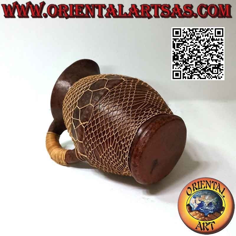 Vaso brocca di Lombok in terracotta e midollino intrecciato, fatto a mano
