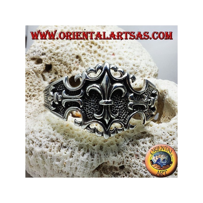 Rigid silver bracelet with lily