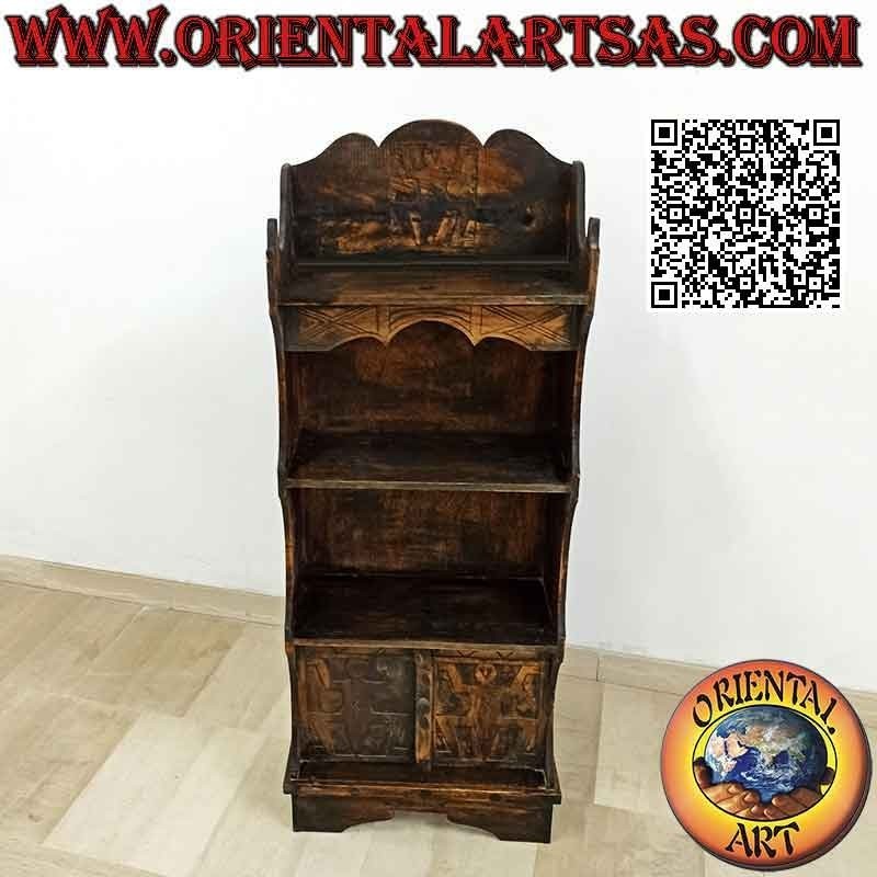 Libreria piccola a tre ripiani e due ante con figure indigene intagliate in legno di balsa (130x50x23)
