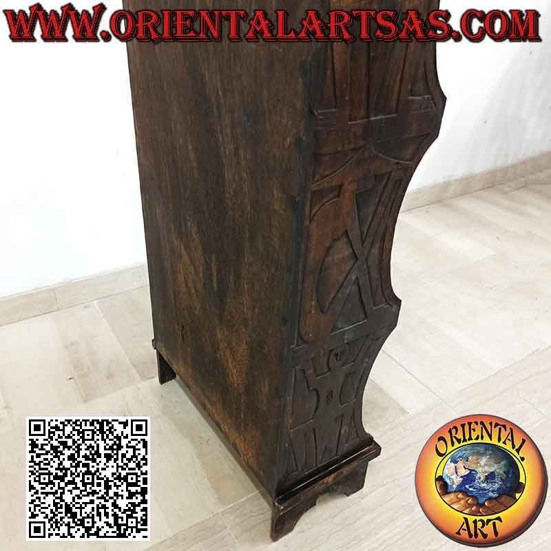 Librería pequeña de tres estantes y dos puertas con figuras indígenas talladas en madera de balsa (130x50x23)