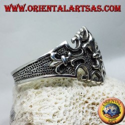 Rigid silver bracelet with lily