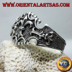 Rigid silver bracelet with lily
