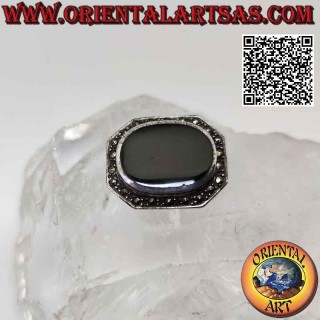 Silberbrosche in Form eines länglichen Achtecks ​​mit einem großen ovalen Onyx umgeben von Markasit