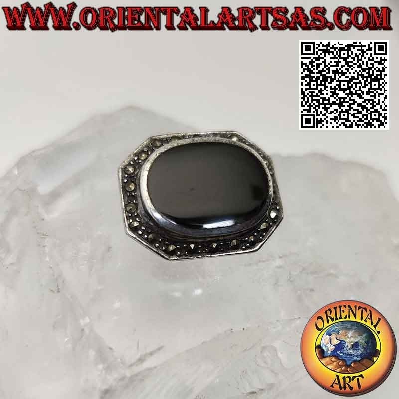 Broche en argent en forme d'octogone allongé avec un grand onyx ovale entouré de marcassite