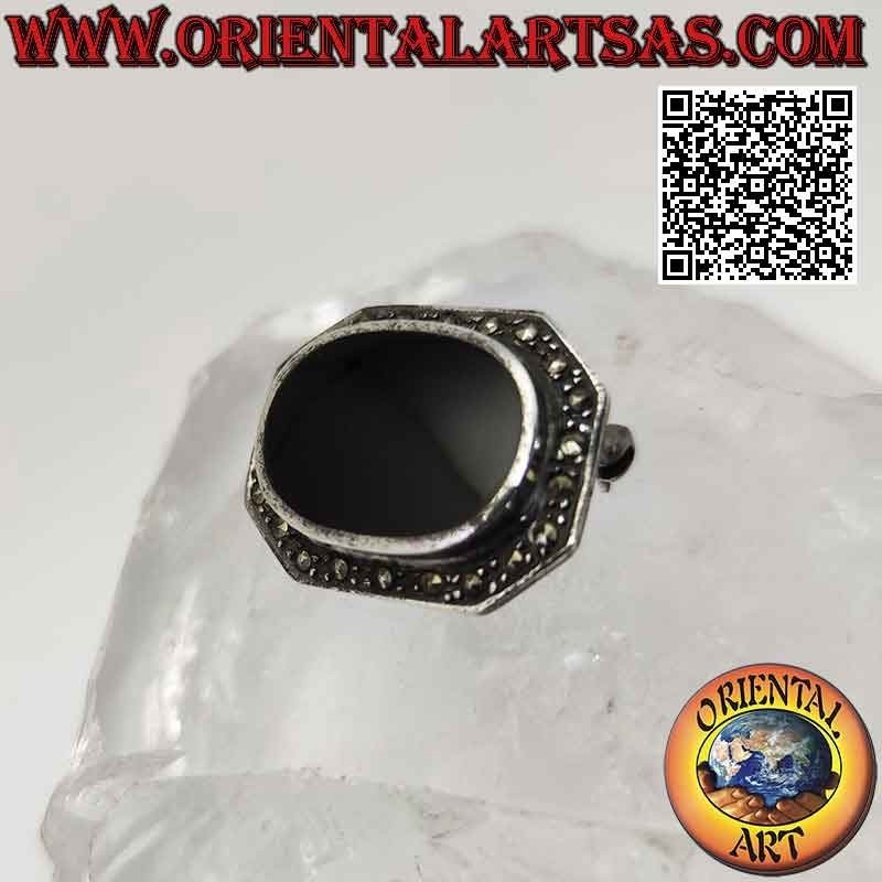 Silberbrosche in Form eines länglichen Achtecks ​​mit einem großen ovalen Onyx umgeben von Markasit