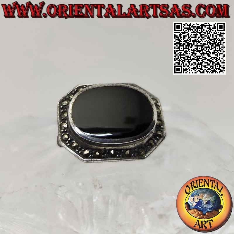 Silberbrosche in Form eines länglichen Achtecks ​​mit einem großen ovalen Onyx umgeben von Markasit