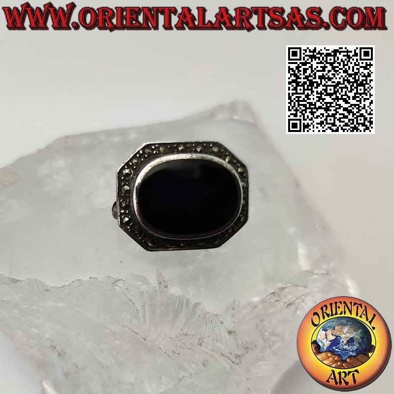 Silberbrosche in Form eines länglichen Achtecks ​​mit einem großen ovalen Onyx umgeben von Markasit