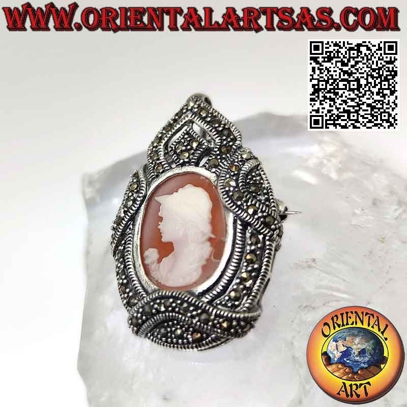 Spilla ciondolo in argento con cammeo del fanciullo col fiore e cornice tempestata di marcassite