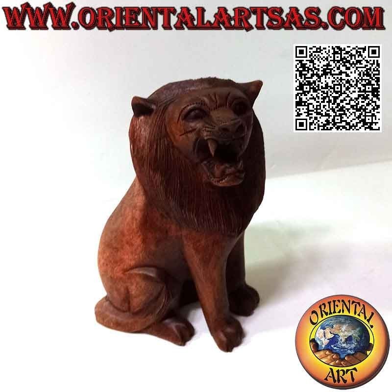 Scultura di un leone seduto in guardia in legno di suar da 22 cm (scolpita a mano da un unico blocco)
