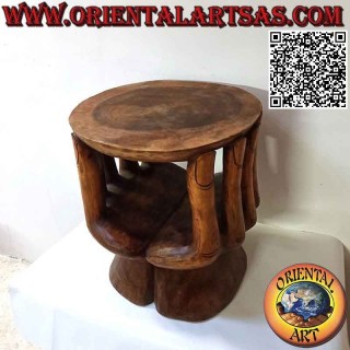 Table de salon ronde avec sculpture de deux mains soutenant le plateau en bois de suar (48x 46x 42)