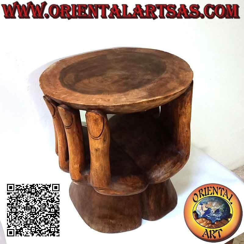 Tavolo tondo da salotto a scultura di due mani che sorreggono il piano  in legno di suar (48x 46x 42)